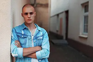 Stadt Prints: Hübscher junger Mann in Jeanskleidung in der Nähe einer Mauer auf der Straße *** prettier Youngster Man in Jean clothes