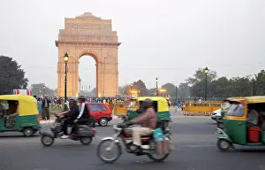 Curve Prints: India Gate overlooking busy city street, Delhi, India