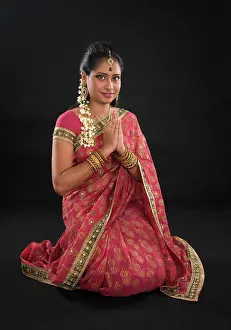 Isoliert Prints: Indian girl in a greeting pose Indian girl in a greeting pose