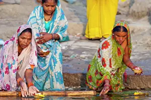 Uttar Pradesh Prints: Indian Hindu pilgrims bathing