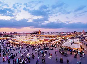 : Jemaa el-Fnaa (Jemaa el-Fna) at dusk
