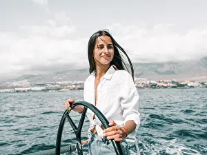 Ausflug Prints: junge frau, meer, ruder, motorboot