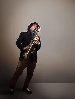 Talent Prints: Junge Musiker spielen auf Saxophon Handsome young musician playing on saxophone LicenseRF