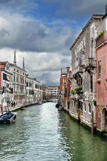 Italienisch Prints: Kanal in Venedig, Italien View of canal with Palazzo Mastelli del Cammello in Venice