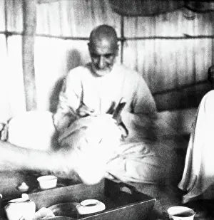 Redaktionelle Prints: Khan Abdul Gaffar Khan, sitting in a hut and writing during his visit of the riot stricken areas of Bihar