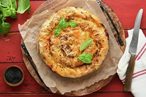 Cheese Prints: Köstliche Kuchen Spanakopita mit weichem Feta-Käse und Spinat auf alten roten Holztisch Hintergründe
