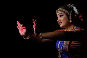Jewellery Prints: Kuchipudi dancer showing a petal through Aralam mudra
