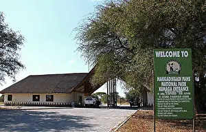Entrances Prints: Kumaga Eingang, Makgadikgadi Pans National Park