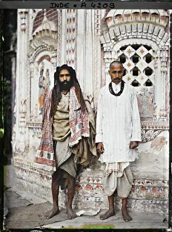 Decorative Arts Prints: Lahore, Indes (current Pakistan) Brahmane (right) and Sadhu (left) in front of a edict in a Hindu temple