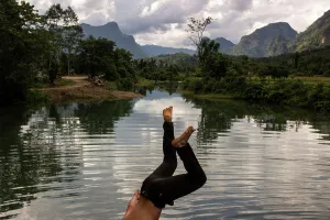 LAOS - VANG VIENG LA RENAISSANTEVang Vieng est une ville du Laos située au bord de la rivière Nam Song au sein dun