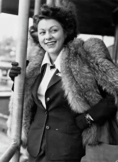 Singer Prints: Lillian Roth film actors who arrived by flying boat to ***** lead in new Sivoli show (arrived Australia Nov)