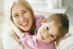 Hinreissend Prints: A little girl hugs his mother. The granddaughter hugs her grandmother