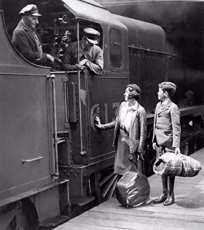 Boarding Prints: London, England: May 9, 1935 Two orphaned youngsters have traveled from Australia to England