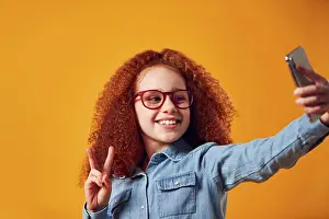 Brille Prints: mädchen, lächeln, lockige haare, selfie