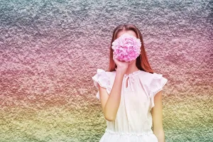 Androgynous Prints: Mädchen verstecken Gesicht. Rosa Pfingstrose gesichtslose Frau
