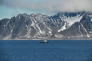 Mountain Chain Prints: Magdalena Fjord, glaciers, Spitsbergen, Svalbard, Norway, Europe