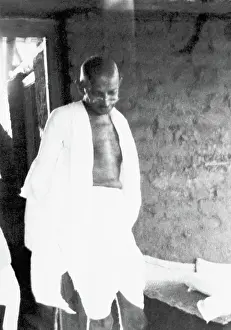 Redaktionelle Prints: Mahatma Gandhi, listening to others in his hut at Sevagram Ashram