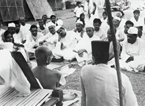 Redaktionelle Prints: Mahatma Gandhi speaking to visitors at Sevagram Ashram