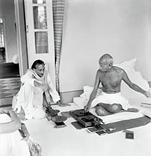 Redaktionelle Prints: Mahatma Gandhi, spinning and talking with Acharya Kripalani at Birla House