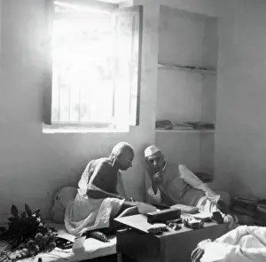 Global Prints: Mahatma Gandhi talking with Jawaharlal Nehru at Bhangi Colony in Delhi