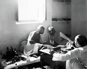 Global Prints: Mahatma Gandhi talking with Jawaharlal Nehru at Bhangi Colony in Delhi