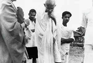 Redaktionelle Prints: Mahatma Gandhi walking with Dhirendra Chatterjee brother of Abha Gandhi and others at Sevagram Ashram