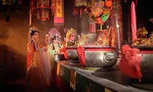 Dekoration Prints: Male and female Chinese opera actors Light a candle to pray homage to the gods to enhance the prosperity for yourself