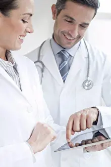 Connexion Prints: Male and female doctors using tablet