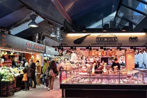 Handel Prints: Markstand mit Wurstwaren im Market La Boqueria in Barcelona