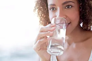 Beverage Prints: Mid adult woman drinking water