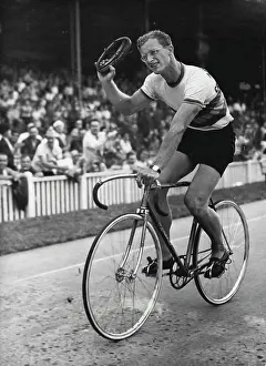 Finland Prints: Mockridge making an honor lap after winning the Grand Prix de Paris