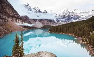 Ungewohnlich Prints: Moraine lake Beautiful turquoise waters of the Moraine lake with snow-covered peaks above it in Banff National Park of