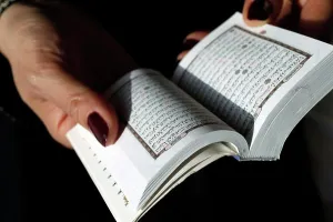 Religieux Prints: Muslim woman reading the noble Quran. United Arab Emirates