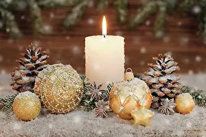 Angel Prints: Natural Christmas decoration with candle