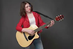 Probe Prints: Nette Frau übt spanische Akustikgitarre und schafft eine lebhafte Atmosphäre Cute woman practicing Spanish acoustic