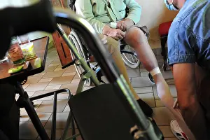 Foot Prints: Nurse at the home of a patient with hypercalcification, application of a clean dressing