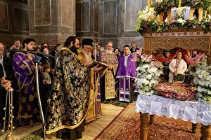 Priest Prints: Orthodoxe Priester bei der Messe Orthodoxe Priester am Epitaphios bei der Messe am Karfreitag im Katholikon des Kloster