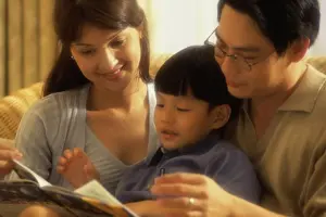 4 5 Years Prints: Parents with their son reading a book