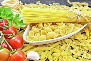 Culinary Prints: Pasta seashells and spaghetti in a bowl