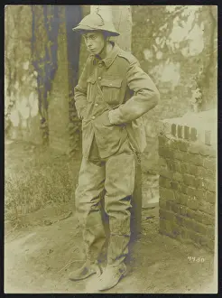 Photo collection First World War. Unculported English soldier stares out for himself. 1914-1918}