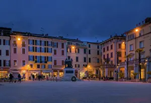 Monument Prints: Piazza della Vittoria in Salo am Gardasee, Lago di Garda, Lombardei, Italien, Europa