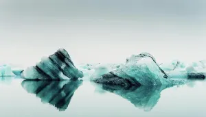 Sur Face Prints: Picturesque view of ice on water surface between snow in winter in Iceland