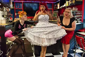 Sexy Prints: Three piup models having fun at retro restaurant
