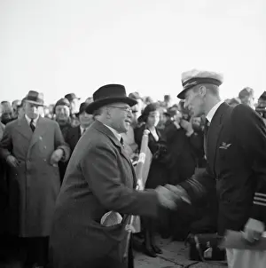 Uniform Prints: Poll photo collection. KLM commander viruly and the press