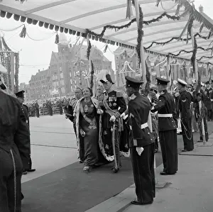 Procession Prints: Poll photo collection. Troon distance Queen Wilhelmina / Inauguration of Queen Juliana