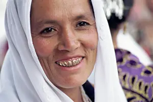 Tooth Prints: Portrait of an Uzbek woman with gold teeth in the main food market