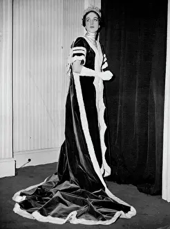 Gown Prints: Queen Juliana will see Coronation Robe -- This Coronation robe will on view to Queen Juliana of the Netherlands when