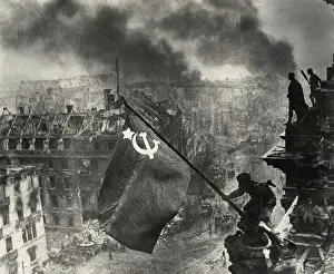 Private Collection Prints: Raising a flag over the Reichstag, Khaldei, Yevgeny (1917-1997)