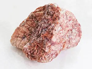 Nahaufnahme Prints: raw pink Granite stone on white marble macro shooting of natural mineral rock specimen - raw pink Granite stone