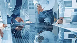 Innovation Prints: Renewable energy engineers having a team meeting